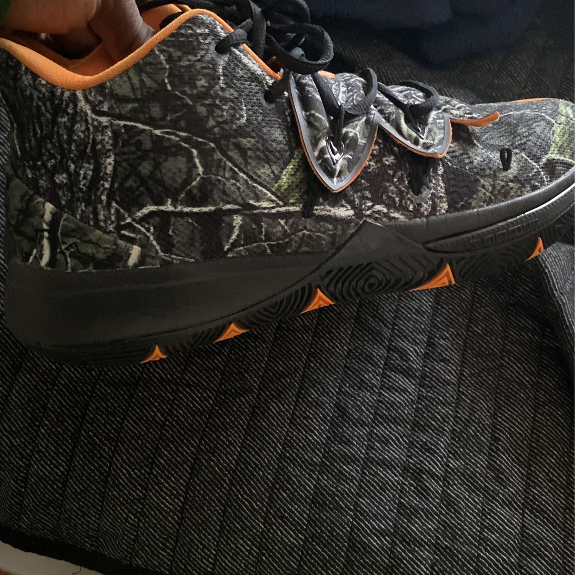 Basketball Hopping Shoes Selling For The Low