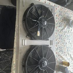 Automobile radiator cooling fan and shroud