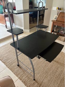 Like new black desk with keyboard and pull out drawer.