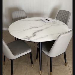 Rooms To Go: High Quality table Set like New
