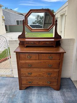 Antique quartersawn oak chest of drawers featuring an adjustable octagonal swing mirror