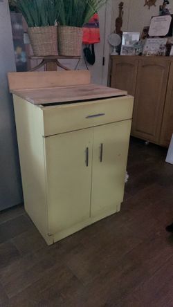 Gabinete de metal estilo retro $30