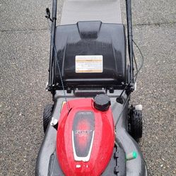 HONDA HRN216 SELF PROPELLED LAWN MOWER. 