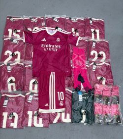 Read the de 20 sets Real Madrid sets Soccer uniforms ready to pick up or i can ship them any where in the US 40$ each selling all together set include