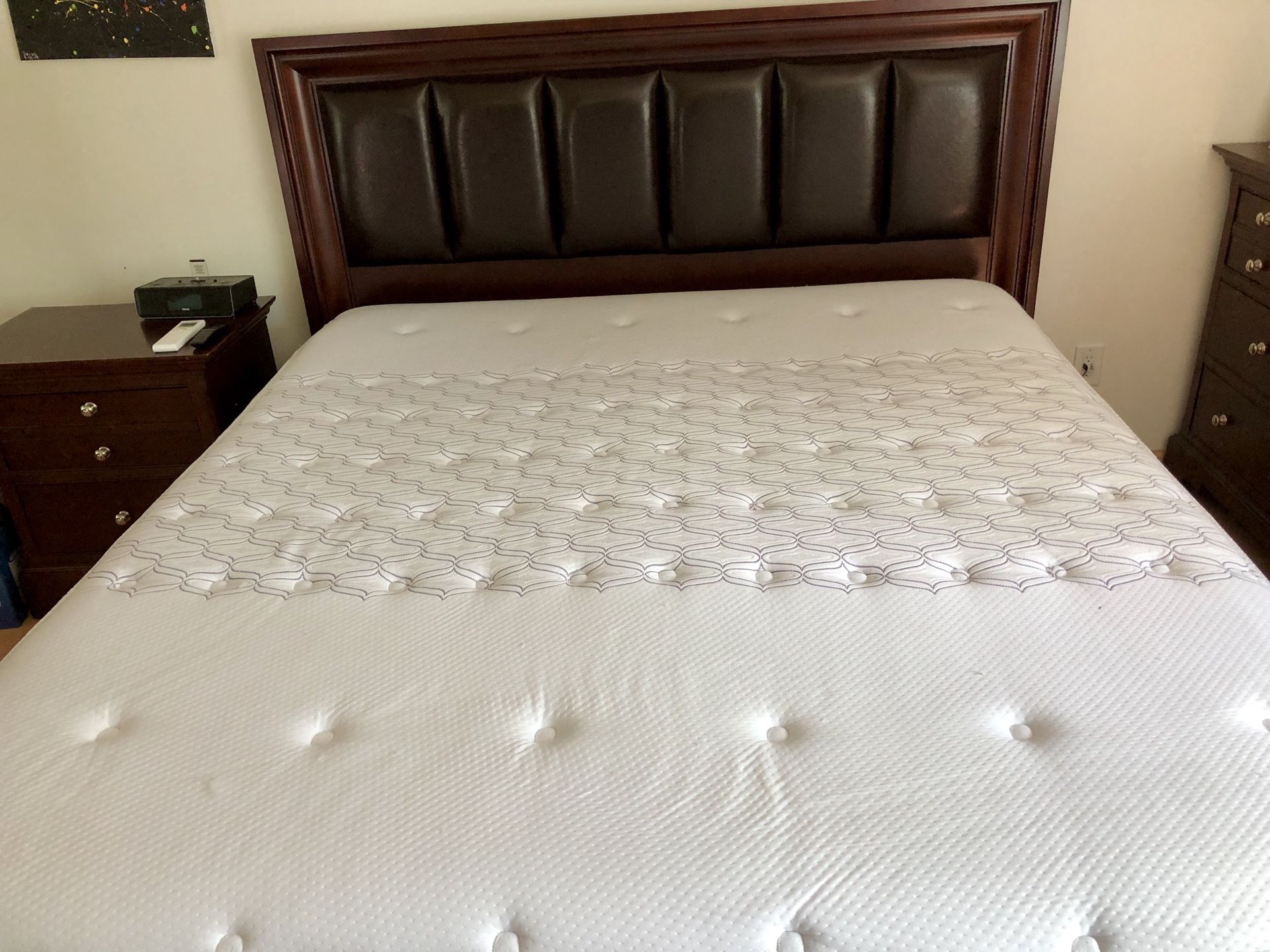 Macy’s Cal King bed and mattress for Sale in Lynnwood, WA OfferUp