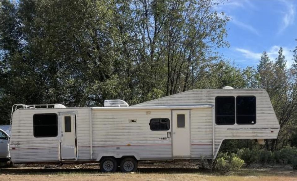 Fifth Wheel 34.9 Large Open Floor Plan Dry Inside 