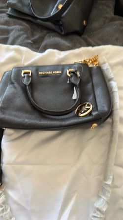 This Michael Kors Maxine Small Satchel is crafted from textured black pebbled leather and features distinct gold-tone hardware.