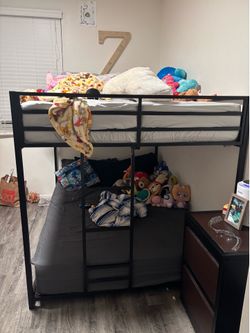 Full bunk bed and 1 mattress