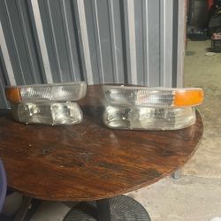 02 Chevy Tahoe 2 Head Lamps And 2 Turn Signals Lamps 