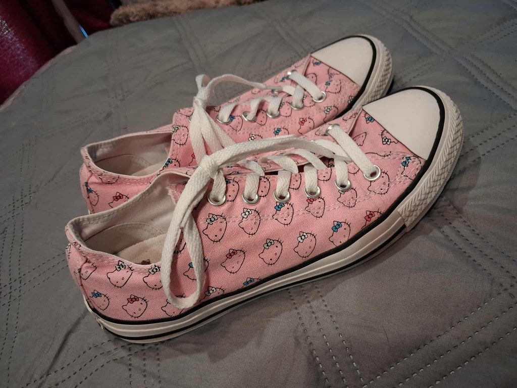 Size 9.5 Ladies Converse Shoes