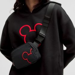 Disney x lululemon Everywhere Belt Bag 1L