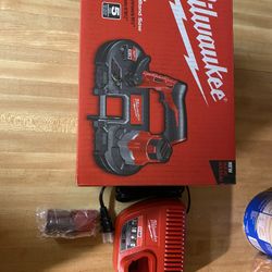 Milwaukee 12v compact band saw with batt and charger all new 200 firm in n Lakeland