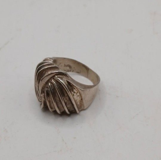 Vintage Modernist Sterling Silver Ring with Unique Design Sz 6