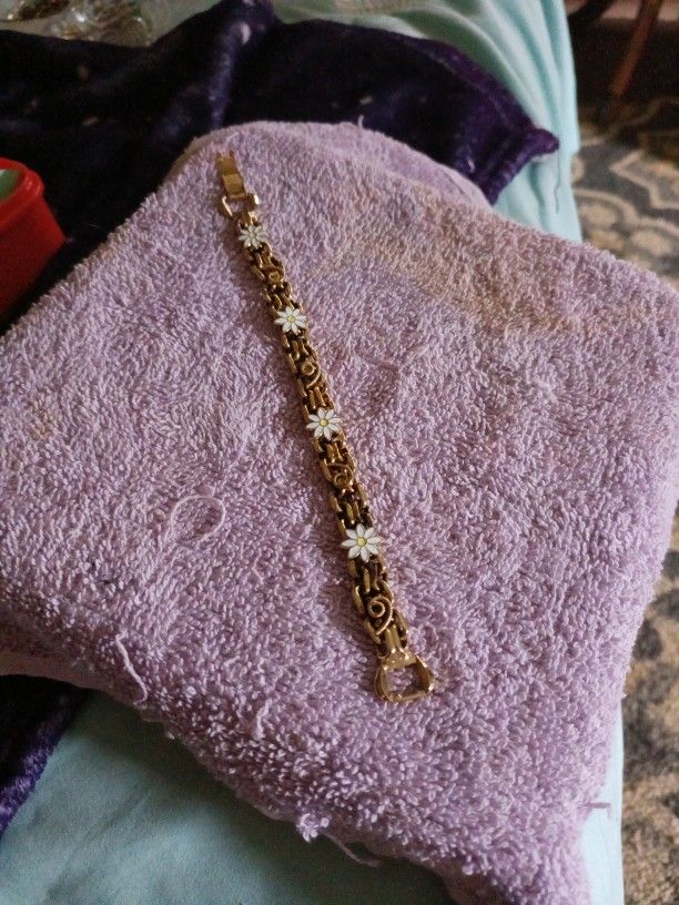 White Daisies 14k Gold 7/14 In Long 3/4 In Wide