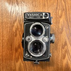 YASHICA MAT-124 6X6 TWIN LENS CAMERA W/ 80MM F3.5 YASHINON