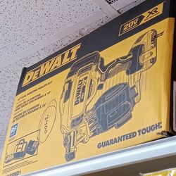 DeWalt New Kit 15 Coil Roofing Nailer, Battery And Charger 