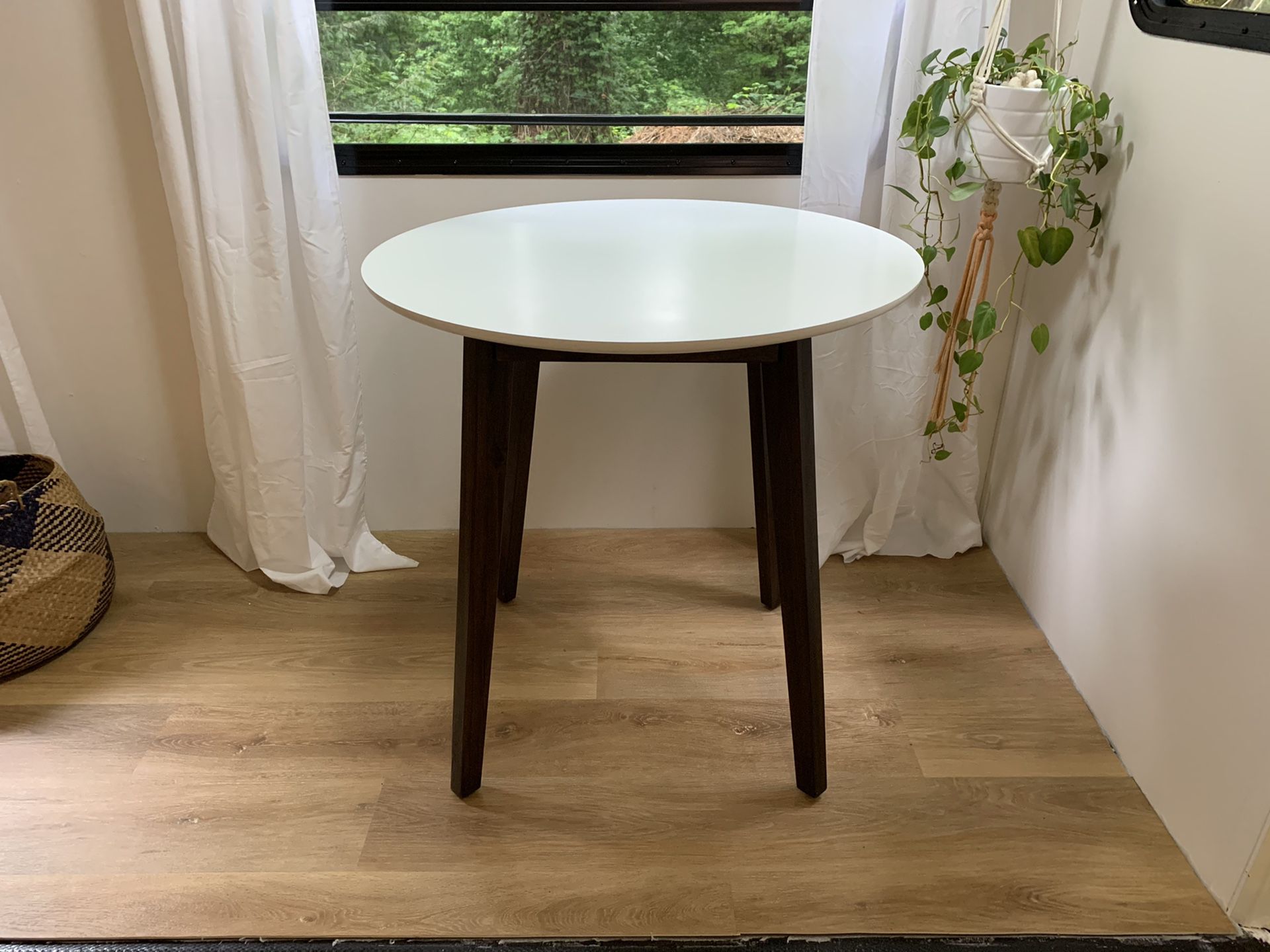 Round dining table white and wood