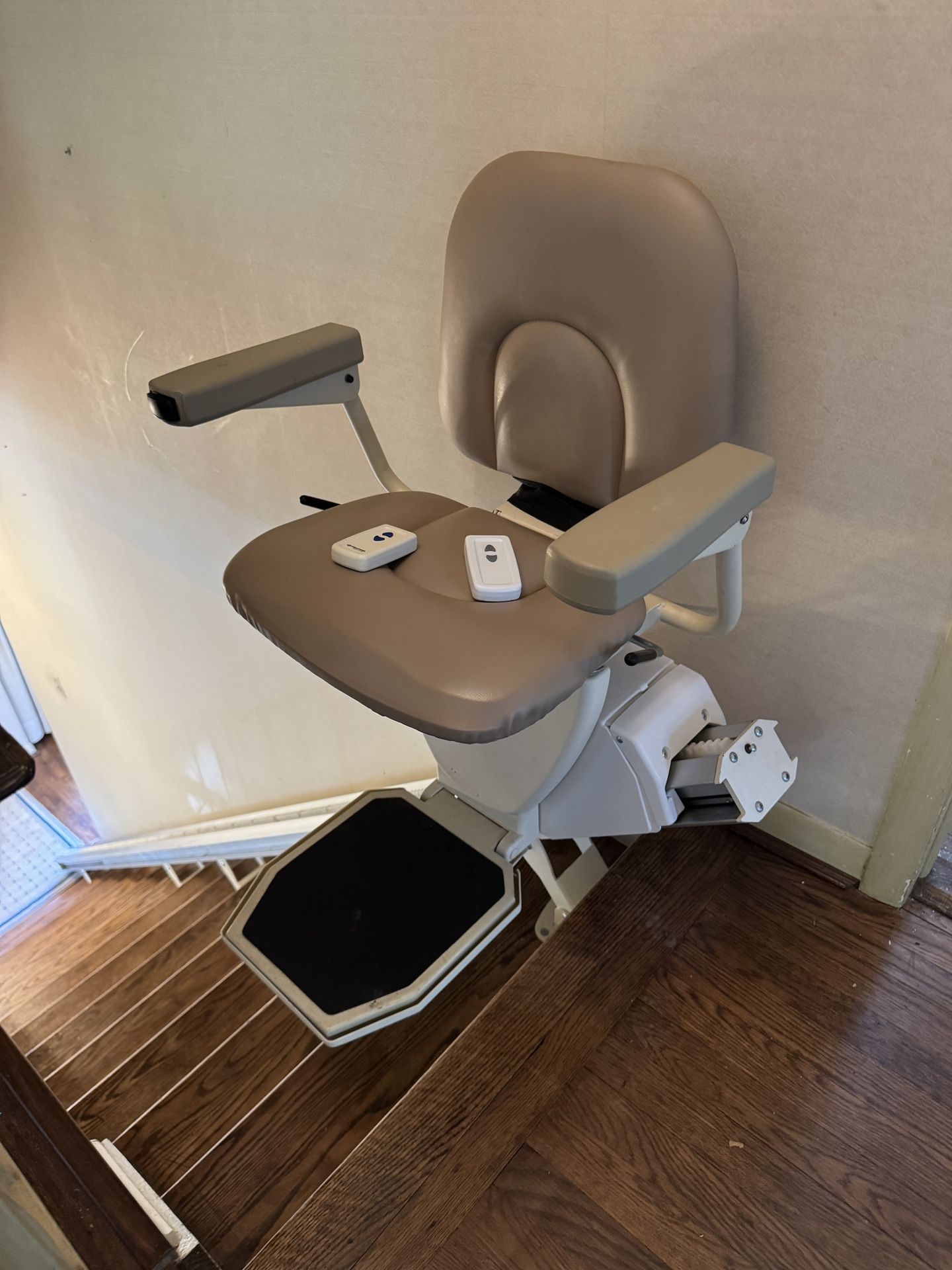 Pinnacle Stairlift Stair Lift 13 Stair (straight) With remotes And Track 