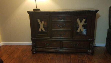 BUFFET CABINET. OR TV HOLDER OR CAN BE USEYAS A DRESSER