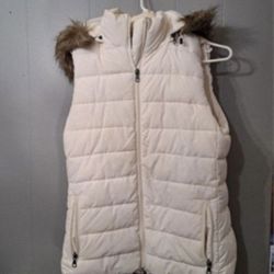 Banana Republic Women’s Quilted Puffer Vest – white, Size Medium