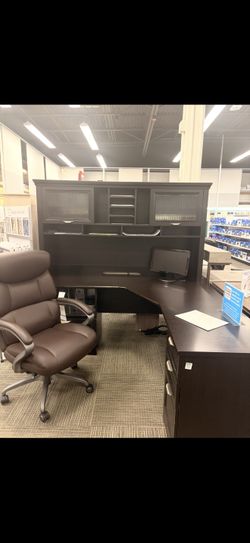 Real space Magellan L shaped desk