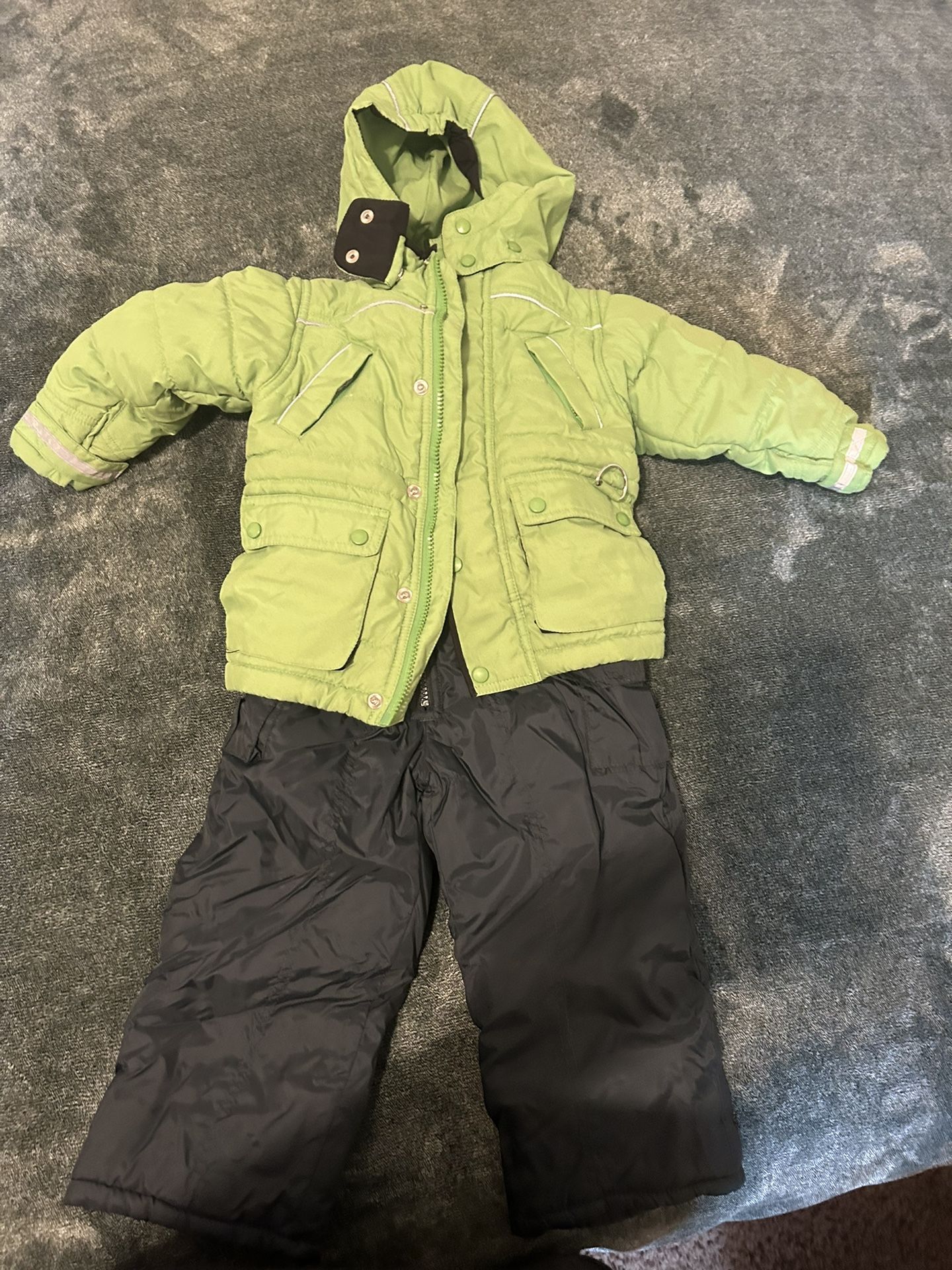 snowsuit size 4t and snow boots size 11c/trage Y Botas Para La Nive
