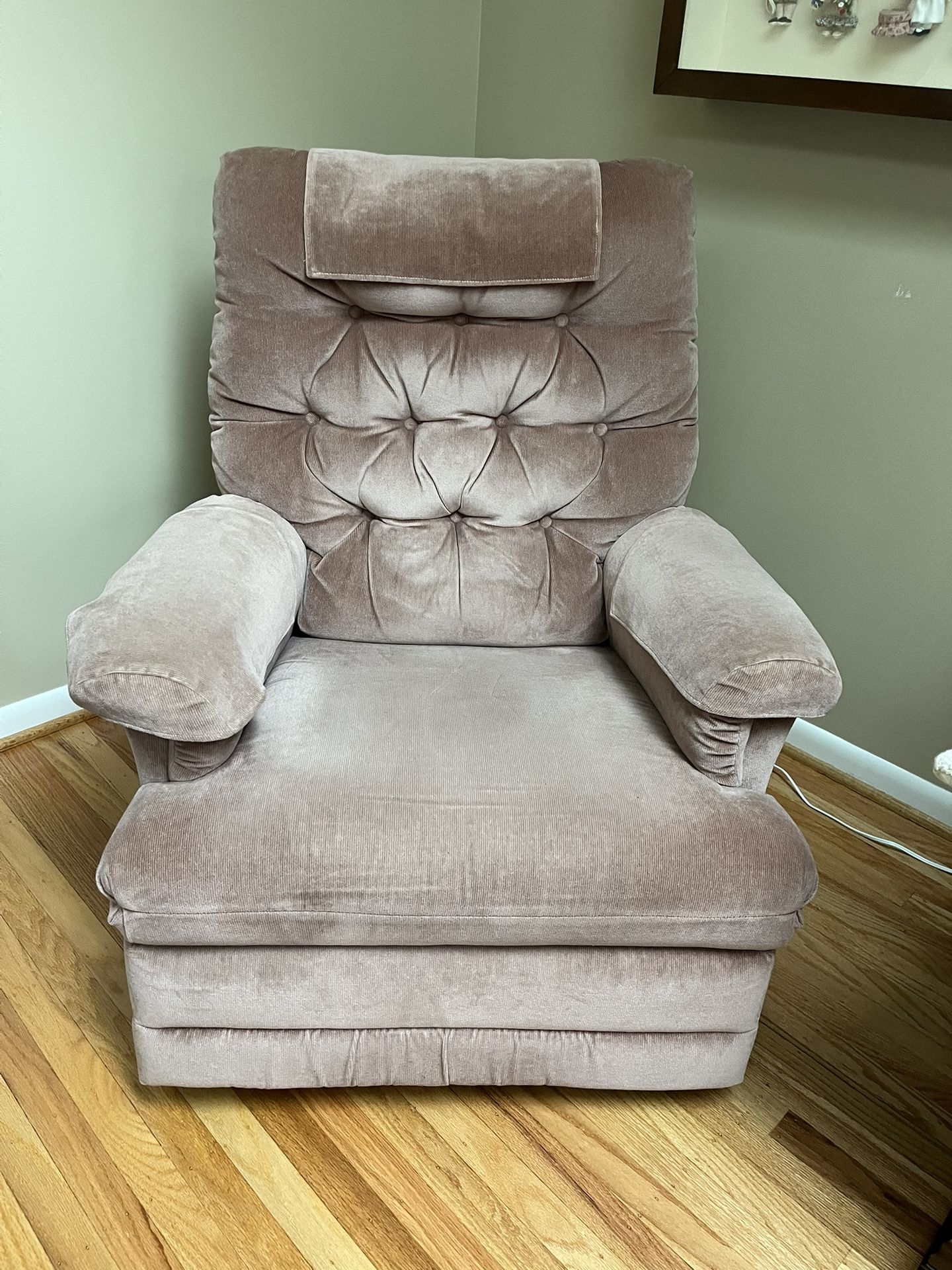 LIKE NEW: La-Z-Boy Rocker / Recliner