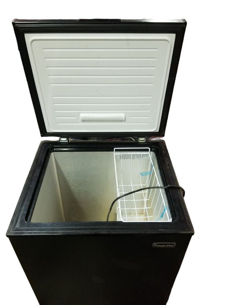 Magic Chef 5.0 cu. ft. Chest Freezer in Black for Sale in Federal Way