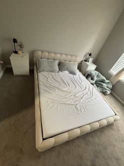 Queen size bedframe