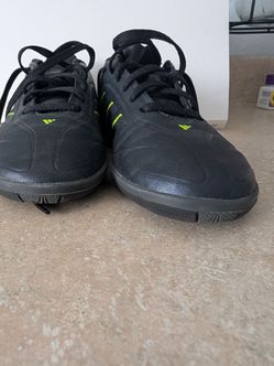 Futsal shoes