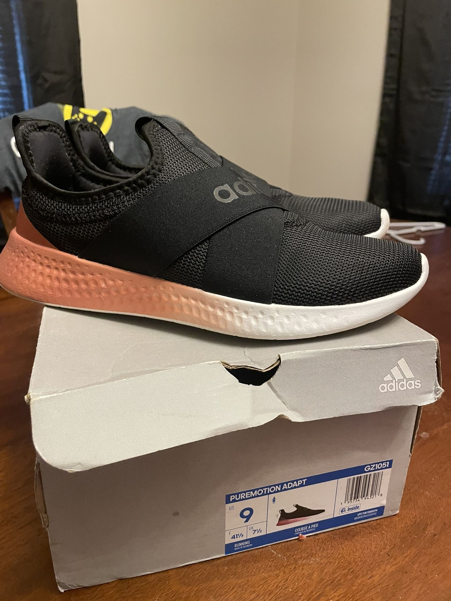 Woman’s Adidas Size 9 