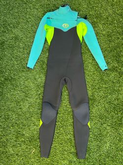 Ripcurl Wetsuit Women’s 6 and Small Surf Fins