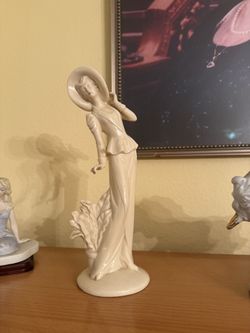 2 ceramic figurines