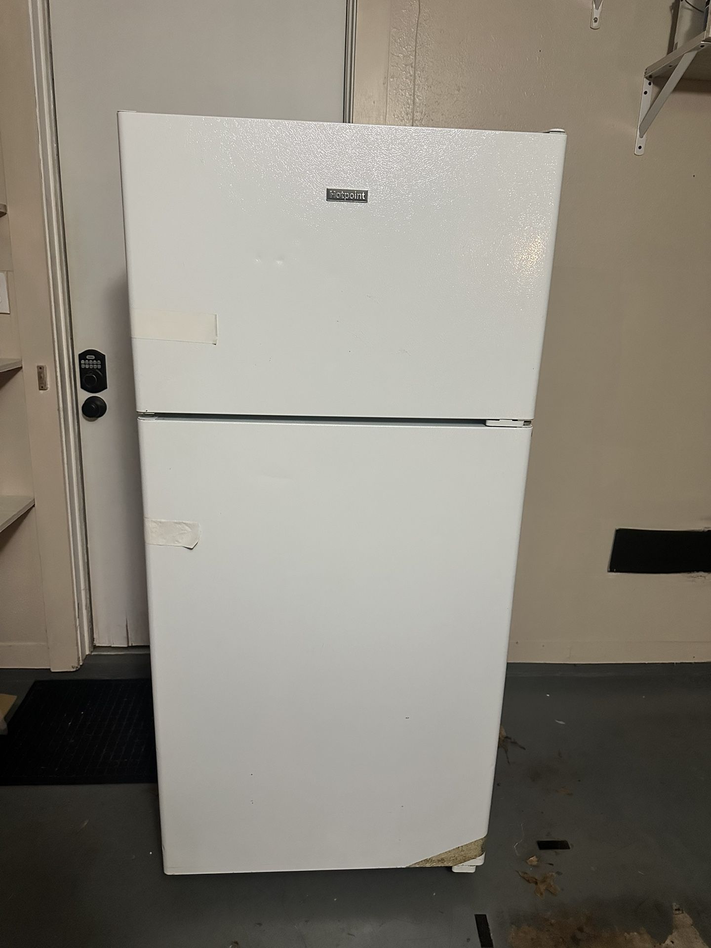 Hot Point Refrigerator With Top Freezer