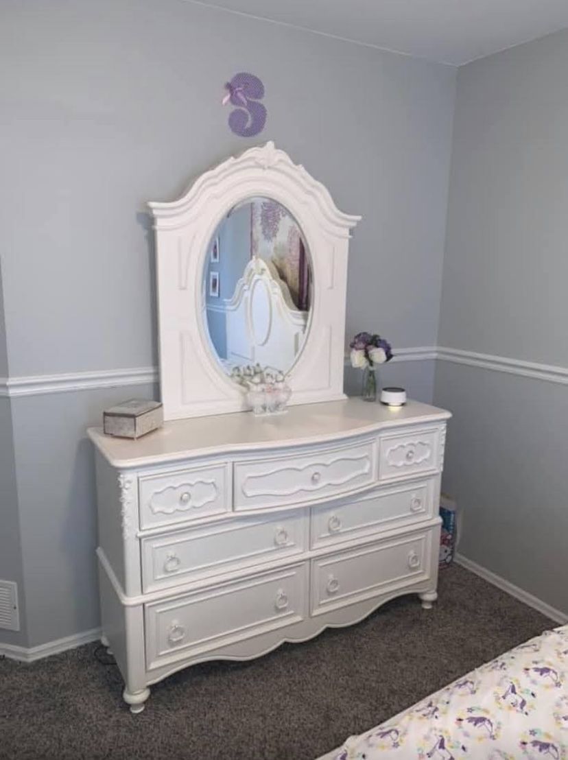 Sweetheart Full Size Bed, 7 Drawer Dresser With Mirror, 6 Month Old Mattress And Box Springs 