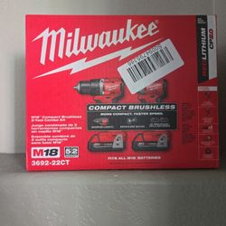 MILWAUKEE DRILL SET
