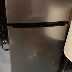 Mini fridge 