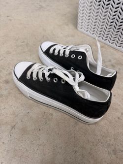 Woman’s low top sneakers