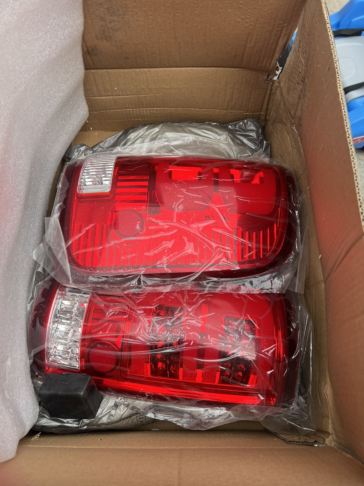 Ford F150 lobo 04-08 tail light chrome/red