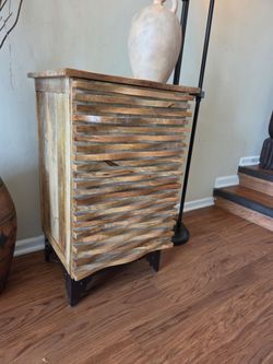 Table /cabinet