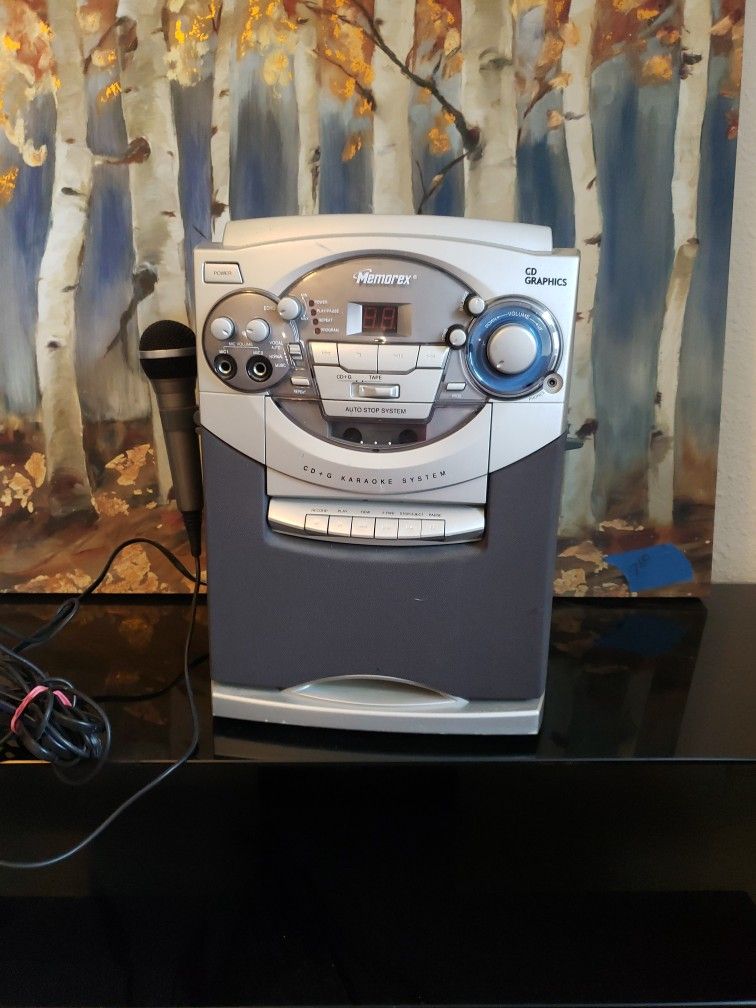 CD Karaoke Machine With Microphone