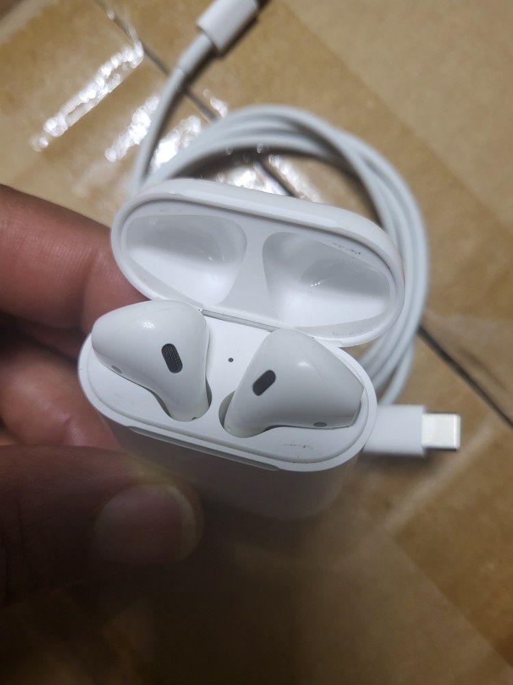 Apple MMEF2AM/A AirPods Wireless Bluetooth Headset for iPhones with iOS 10 or Later White