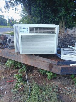 12,000 BTU window unit /blows pinguans