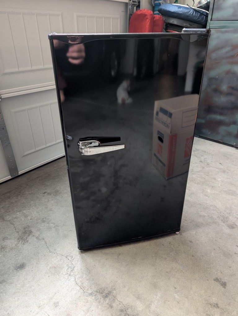 Frigidaire 3.2 cu. ft. Retro Mini Fridge in Black
