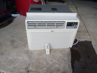 Lg air conditioner works great comes with a remote