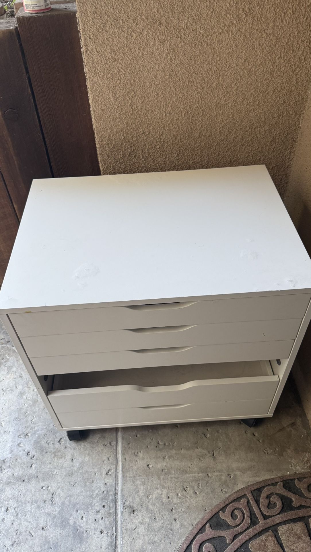 Storage cabinet with drawers