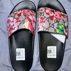 Gucci GG Supreme Monogram Blooms Slide Sandals   Women 