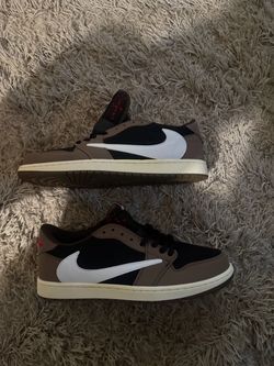 Travis Scott x Air Jordan 1 Low Sneakers