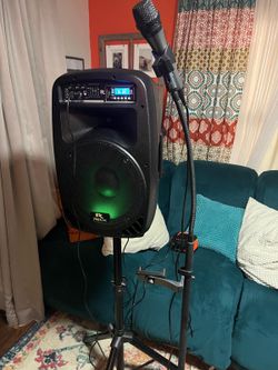 Selling today a Bluetooth speaker with stand and mic 🎤