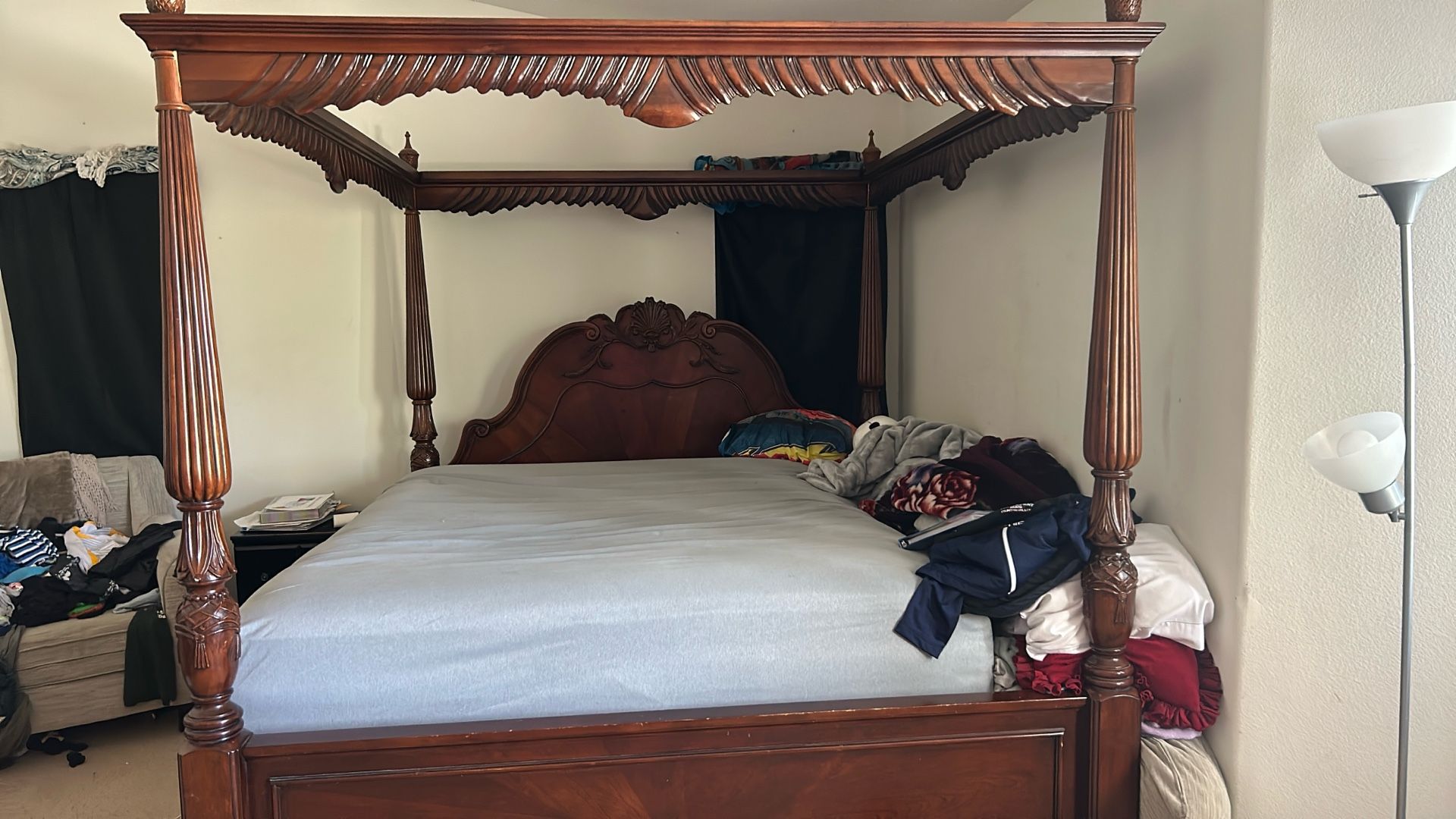 King Bed (mattress Not Included)